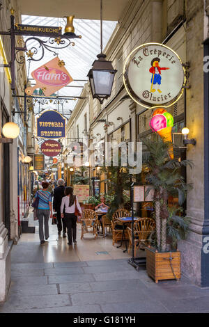 Geschäfte und Cafés in der Passage des Panoramas, Paris, Frankreich Stockfoto