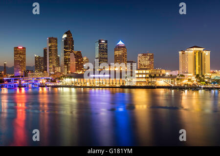 Dämmerung über der Skyline von Tampa, Florida, USA Stockfoto