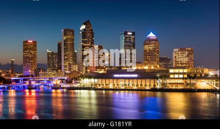 Dämmerung über der Skyline von Tampa, Florida, USA Stockfoto