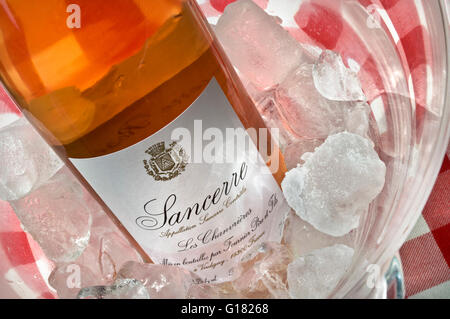 Sancerre Wein Etikett der Flasche Rosé" Fournier" in sonnendurchfluteten Alfresco ice Weinkühler Schaufel auf typisch französisch Tischdecke Sancerre Loire Tal Frankreich Stockfoto