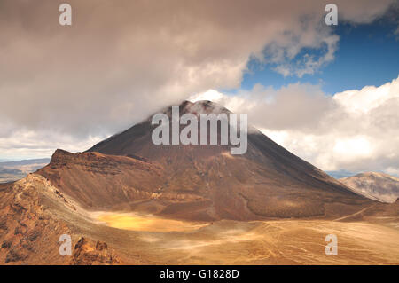 Mt Ngauruhoe erschossen auf dem Trail Tongariro Alpine Crossing in Neuseeland Stockfoto