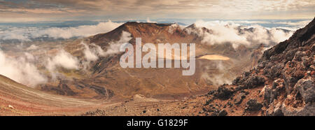 Panoramablick auf das Tongariro Alpine Crossing Schuss aus im oberen Bereich Mt Ngauruhoe Stockfoto