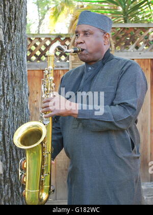 Jazz-Musiker draußen weht. Stockfoto