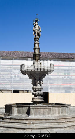 Brunnen im Jahre 1723, in Braga, Portugal. Sein Name leitet sich von der Darstellung der Burgen auf dem Oberbecken und dem colum Stockfoto