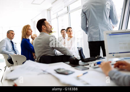 Präsentation und Zusammenarbeit von Geschäftsleuten im Büro Stockfoto