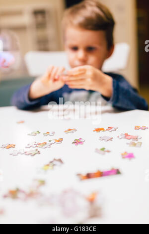 2 Jahre altes Kind konzentrieren und Lösung puzzle Stockfoto