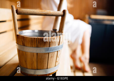 Finnische Holzsauna Eimer Stockfoto