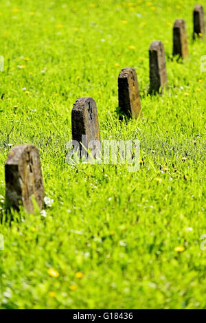 Grabstein eines deutschen Soldaten mit dem Eisernen Kreuz Symbol in einem Helden-Friedhof Stockfoto