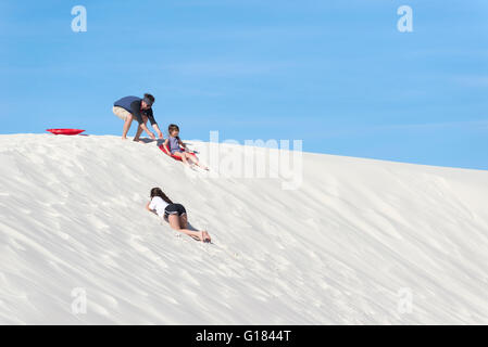 Familie spielen auf Düne in White Sands National Monument, New Mexico. Stockfoto