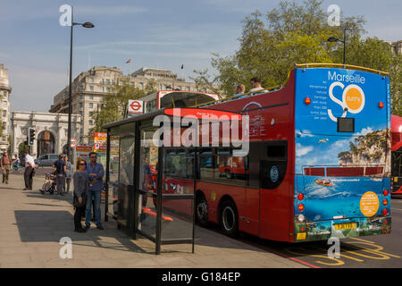 Der südfranzösischen Hafenstadt Marseille erscheint als eine Anzeige auf der Rückseite von einem London-Tour-Bus unterwegs durch die Straßen der Hauptstadt, an der Park Lane Stockfoto