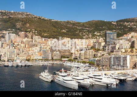 Yachten vor Anker im Hafen von Monaco, Port Hercule, und La Condamine, Monaco, Cote d ' Azur, Frankreich Stockfoto