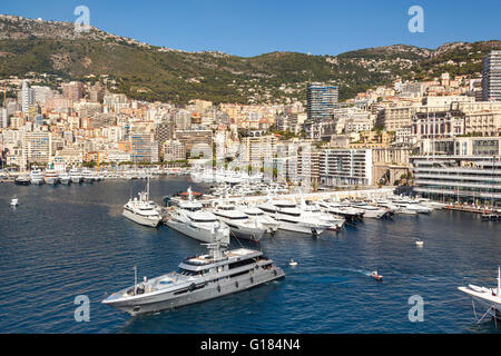 Yachten vor Anker im Hafen von Monaco, Port Hercule, und La Condamine, Monaco, Cote d ' Azur, Frankreich Stockfoto