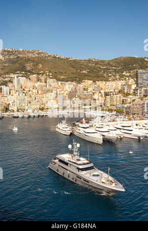 Yachten vor Anker im Hafen von Monaco, Port Hercule, und La Condamine, Monaco, Cote d ' Azur, Frankreich Stockfoto