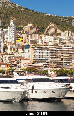 Yachten vor Anker im Hafen von Monaco, Port Hercule, und La Condamine, Monaco, Cote d ' Azur, Frankreich Stockfoto