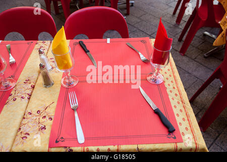 Restaurant-Esstisch für zwei Personen, Nizza, Frankreich Stockfoto