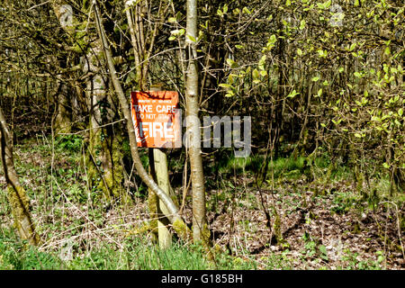 Ein Verteidigungsministerium kümmern fangen Sie Feuer Warnzeichen nicht auf Salisbury Plain Truppenübungsplatz, Wiltshire, UK. Stockfoto