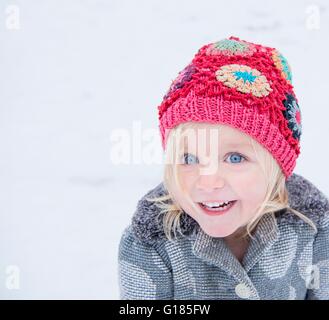 Glücklich Kleinkind mit bunten beanie Stockfoto