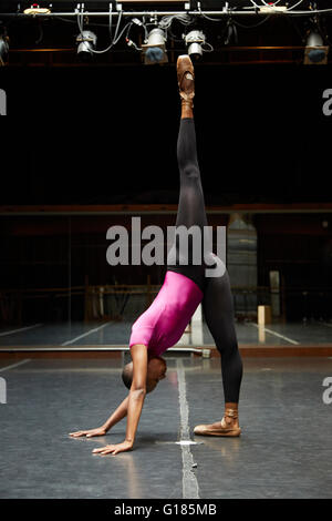 Ballett-Tänzerin in Handstand Position gehen Stockfoto