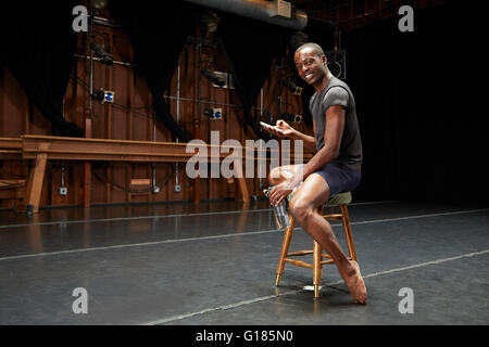 Tänzerin, die sitzen auf Stuhl SMS Stockfoto