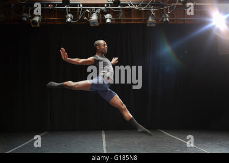 Tänzerin in Luft-pose Stockfoto