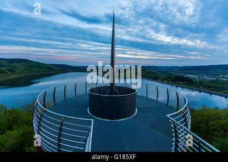 Aussichtsplattform über den Biggesee, ein Stausee in der Nähe von Attendorn im Bereich Sauerland, Deutschland, Stockfoto