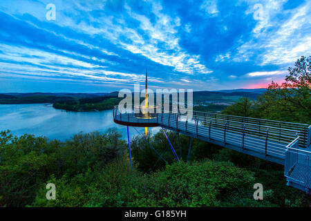 Aussichtsplattform über den Biggesee, ein Stausee in der Nähe von Attendorn im Bereich Sauerland, Deutschland, Stockfoto