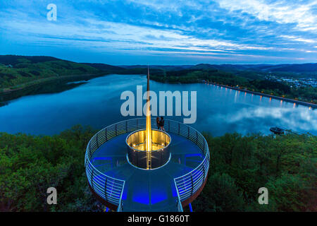 Aussichtsplattform über den Biggesee, ein Stausee in der Nähe von Attendorn im Bereich Sauerland, Deutschland, Stockfoto