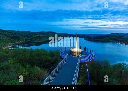 Aussichtsplattform über den Biggesee, ein Stausee in der Nähe von Attendorn im Bereich Sauerland, Deutschland, Stockfoto