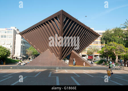 Israel, Tel Aviv Holocaust Gedenkstätte Skulptur (von Yigal Tumarkin) auf dem zentralen Platz von Tel-Aviv-Rabin-Platz Stockfoto