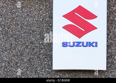 Suzuki-Logo an der Wand Stockfoto