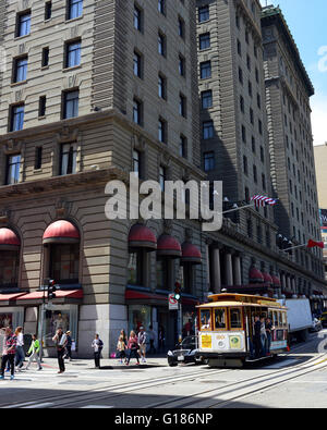 Ein MUNI Wagen sitzt an der Kreuzung außerhalb das Westin St. Francis Hotel, Union Square, San Francisco, Kalifornien, USA Stockfoto