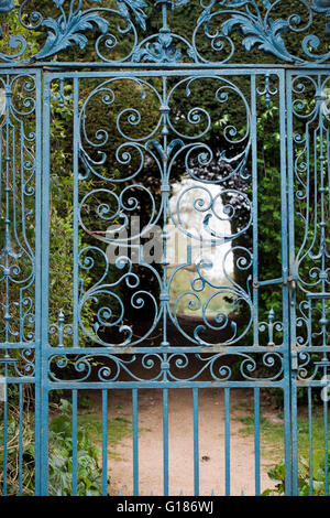 Ummauerten Garten blau schmiedeeiserne Tor am Rousham House and Garden. Oxfordshire, England Stockfoto