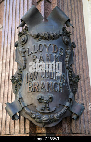 Die Metallplakette außerhalb der Justizpalast Zweig der Lloyds Bank gegenüber den Royal Courts of Justice auf Fleet Street in London. Stockfoto