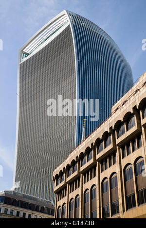 Skycraper 20 Fenchurch Street in der City of London.  Das Gebäude ist auch bekannt als das Walkie Talkie. Stockfoto