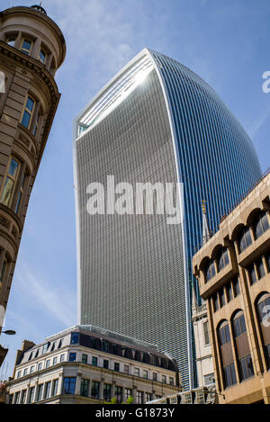 Skycraper 20 Fenchurch Street in der City of London.  Das Gebäude ist auch bekannt als das Walkie Talkie. Stockfoto