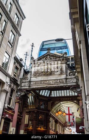 Bild einer Straße in der City of London mit dem Kontrast zwischen historischen Gebäuden und neue Hochhäuser am Leadenhall Market Stockfoto