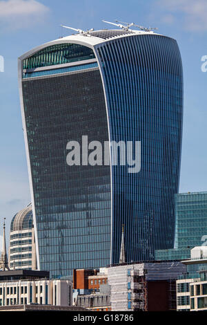 Skycraper 20 Fenchurch Street in der City of London.  Das Gebäude ist auch bekannt als das Walkie Talkie. Stockfoto