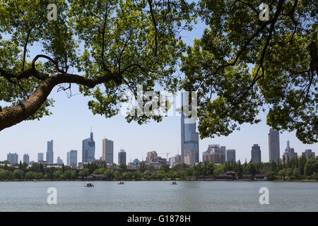 Blick auf Xuanwu-see mit blauem Himmel, moderne Skyline von Nanjing mit Immobilien Türme an Xuanwuhu Park, China Stockfoto