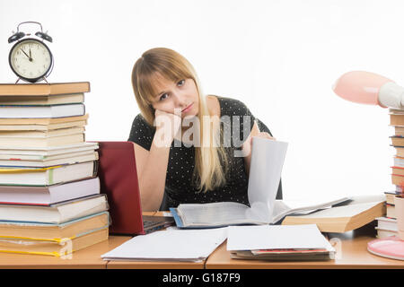 Studentenzeitung stumpfe Blätter an einem Tisch unter Büchern und Stapel von sieht auf dem Bild Stockfoto