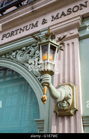 LONDON, UK - 7. Mai 2016: Ein Blick auf das elegante Äußere des Fortnum and Mason Store am Piccadilly in London am 7. Mai 2016 Stockfoto