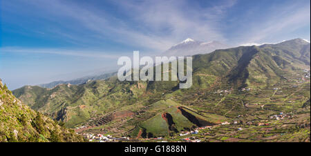 Blick über das Dorf El Palmar mit seiner vulkanischen Kegel durch Gewinnung in Richtung Teide mit spektakulären Wolkenformationen zergliedert Stockfoto