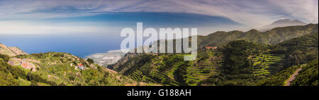 Breites Panorama von Teno Alto, Teneriffa, einschließlich Teil der Nordküste und den Vulkan Teide mit spektakulären Wolkenformationen Stockfoto