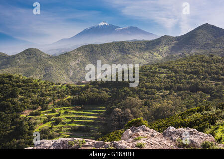 Blick Richtung Vulkan Teide von Teno Alto, Teneriffa, mit spektakulären Wolkenformationen Stockfoto