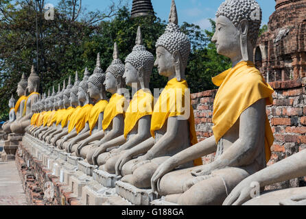 Reihe von Buddhastatuen im Wat Yai Chai Mongkons Tempel in Ayutthaya, Thailand Stockfoto