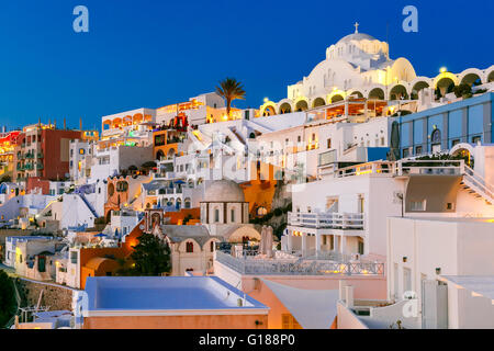 Fira, wichtigste Stadt von Santorini in der Nacht, Griechenland Stockfoto