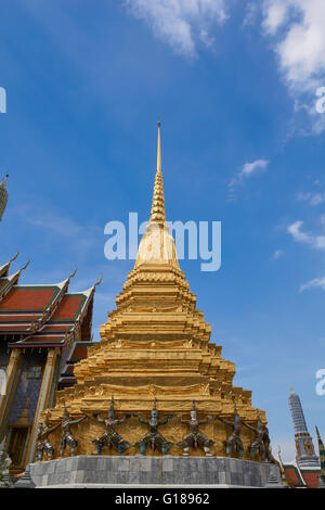 Goldene Chedi im Wat Phra Kaew, großer Palast, Bangkok, Thailand Stockfoto