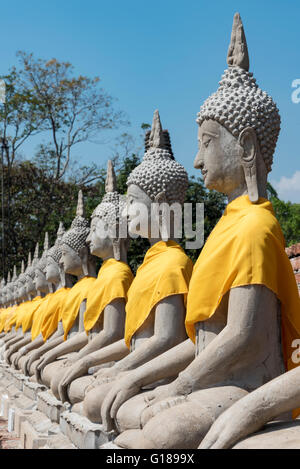 Reihe von Buddhastatuen im Wat Yai Chai Mongkons Tempel in Ayutthaya, Thailand Stockfoto