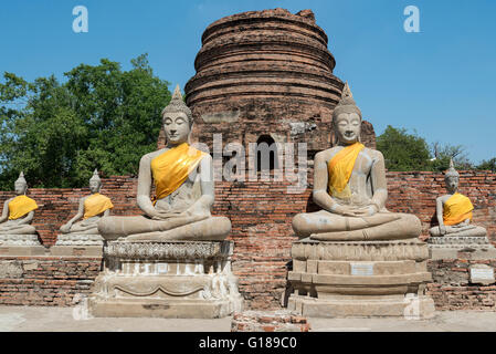 Buddhastatuen im Wat Yai Chai Mongkons Tempel in Ayutthaya, Thailand Stockfoto