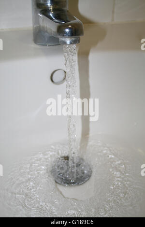 Fließendes Wasser aus einem Hahn in As-Dur des Rates Stockfoto