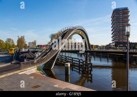 Rad- und Fußgängerbrücke, Melkwegbruk in Purmerend, Nord-Holland, über einen Kanal Bogenbrücke für Fußgänger und Radfahrer Stockfoto